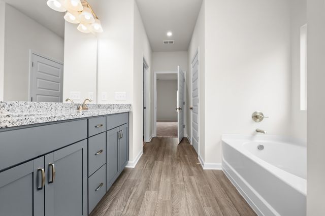 1379 English Oak Dr, Clarksville, TN 37043