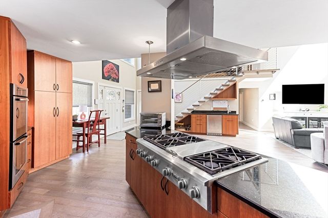 8 Dunham Rd, Freetown, MA 02702