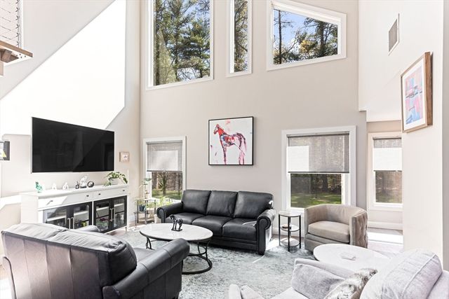 8 Dunham Rd, Freetown, MA 02702