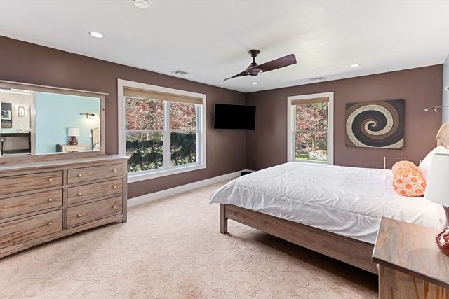 8 Dunham Rd, Freetown, MA 02702