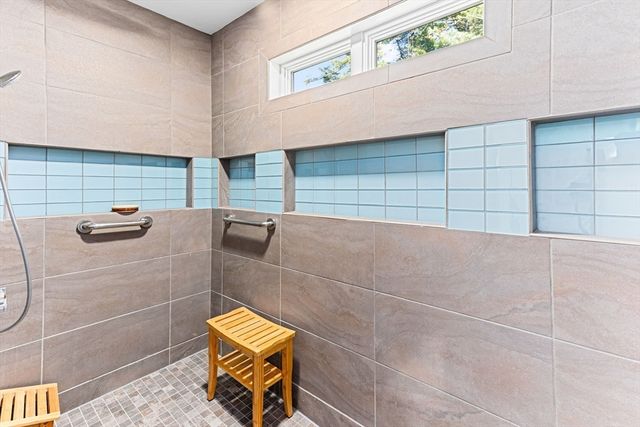 8 Dunham Rd, Freetown, MA 02702