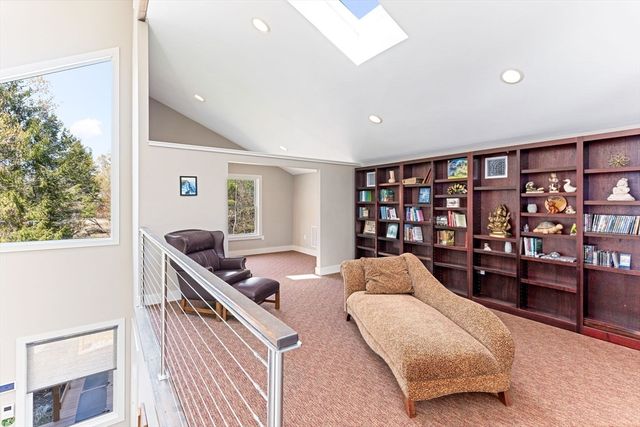 8 Dunham Rd, Freetown, MA 02702