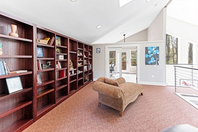 8 Dunham Rd, Freetown, MA 02702