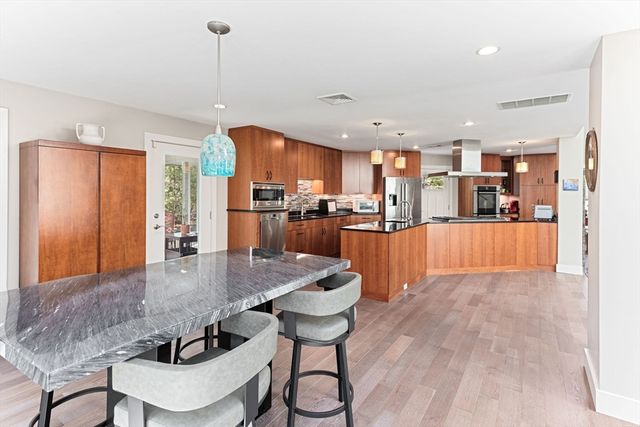 8 Dunham Rd, Freetown, MA 02702