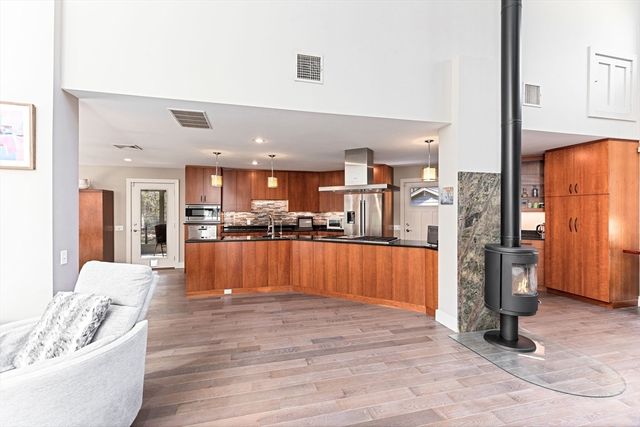 8 Dunham Rd, Freetown, MA 02702