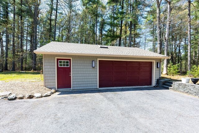 8 Dunham Rd, Freetown, MA 02702