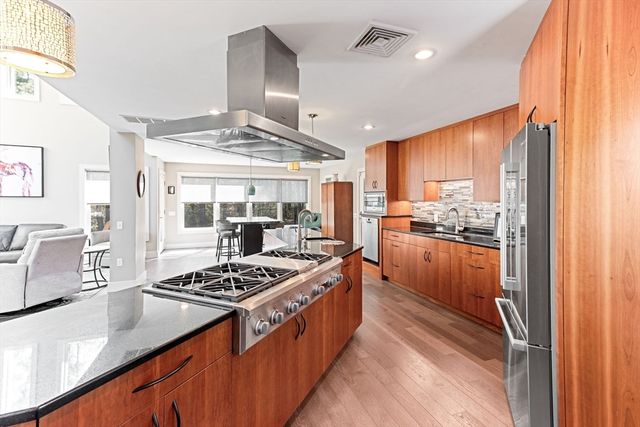8 Dunham Rd, Freetown, MA 02702