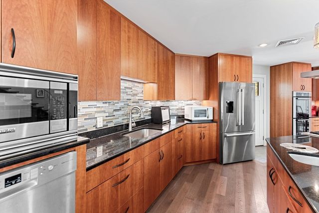 8 Dunham Rd, Freetown, MA 02702