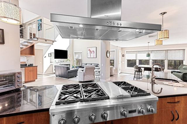8 Dunham Rd, Freetown, MA 02702