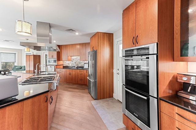 8 Dunham Rd, Freetown, MA 02702