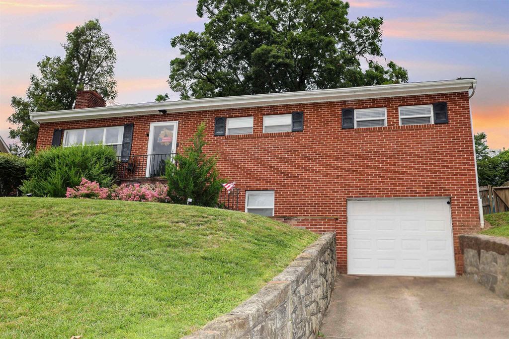 121 Honeysuckle Lane, Huntington, WV 25701