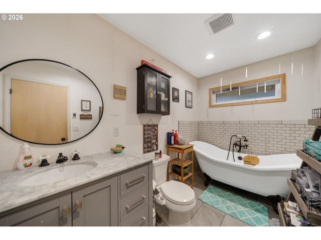 4204 DOGWOOD Ave, Tillamook, OR 97141