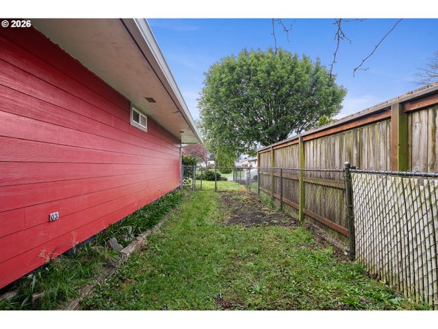 4204 DOGWOOD Ave, Tillamook, OR 97141