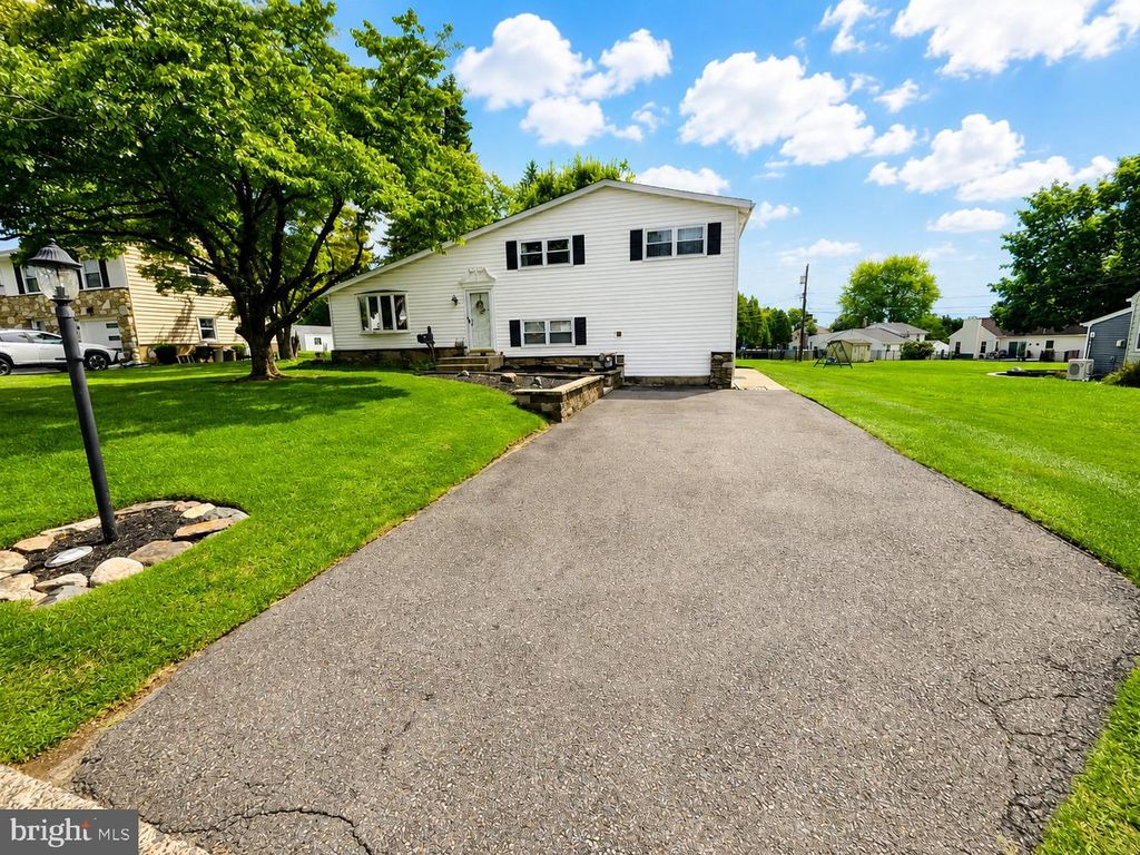 161 DUNGAN RD, SOUTHAMPTON, PA 18966 — photo 2