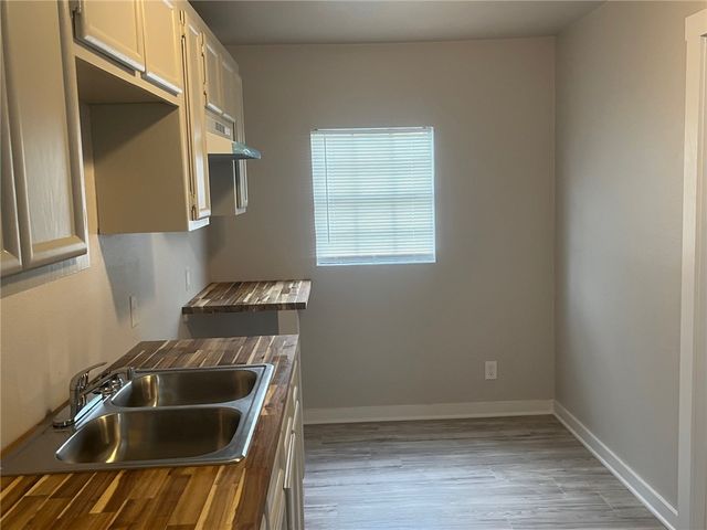 512 W Avenue F, Robstown, TX 78380