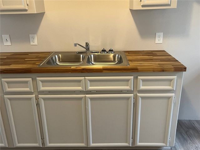 512 W Avenue F, Robstown, TX 78380