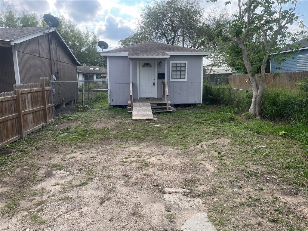 512 W Avenue F, Robstown, TX 78380