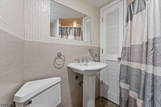 17 Albanese Rd, Haledon Boro, NJ 07508