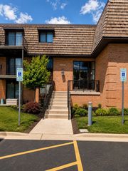 1 OAK CREEK Drive 1302, Buffalo Grove, IL 60089