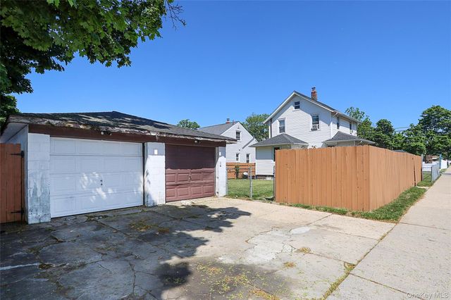 110 E Roosevelt Avenue, Roosevelt, NY 11575