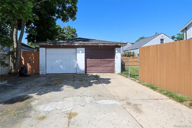 110 E Roosevelt Avenue, Roosevelt, NY 11575