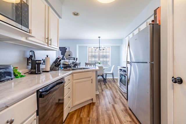 990 W 87th Avenue, Merrillville, IN 46410