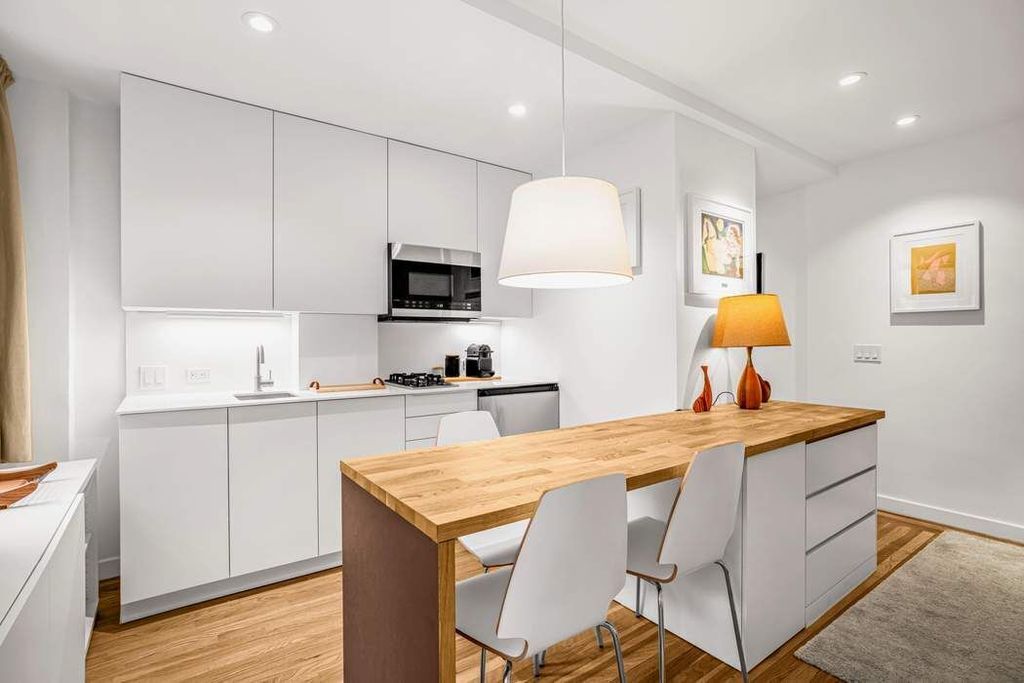 321 E 54th St Apt 8G, New York City, NY 10022