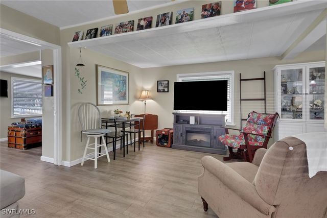 20 Derhenson DR, Naples, FL 34114