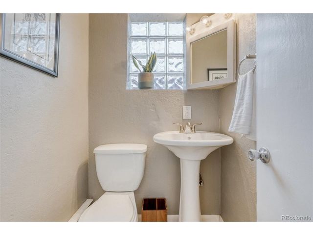 850 Holland St, Lakewood, CO 80215