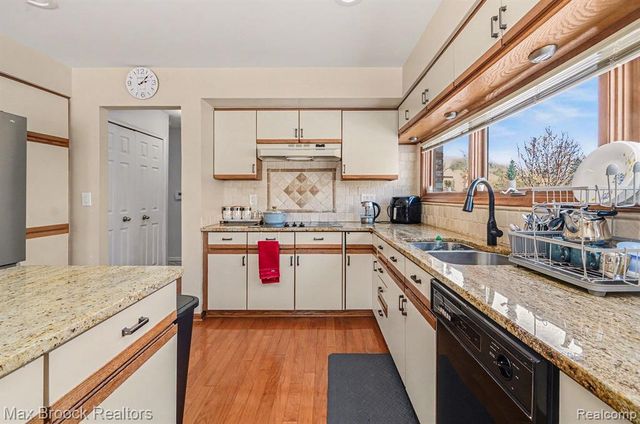 31281 Country Ridge Circle, Farmington Hills, MI 48331