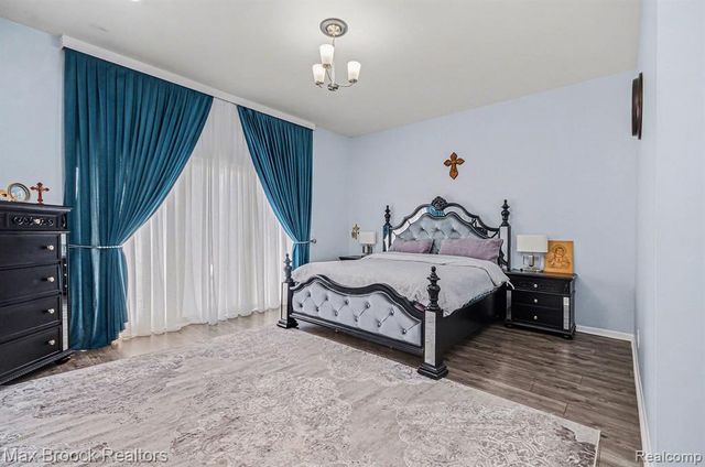 31281 Country Ridge Circle, Farmington Hills, MI 48331