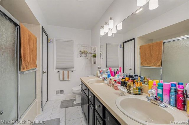 31281 Country Ridge Circle, Farmington Hills, MI 48331