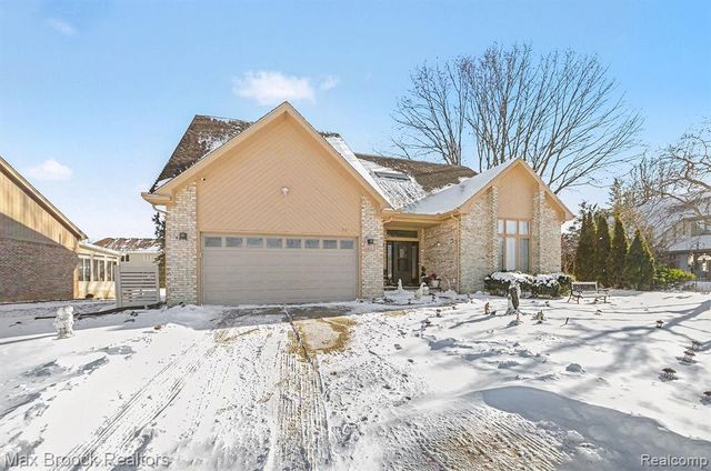 31281 Country Ridge Circle, Farmington Hills, MI 48331
