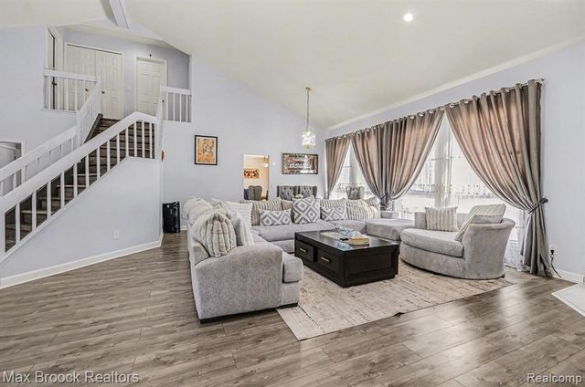 31281 Country Ridge Circle, Farmington Hills, MI 48331