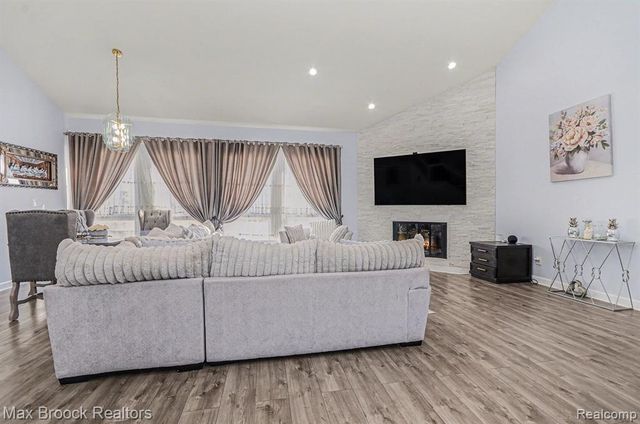 31281 Country Ridge Circle, Farmington Hills, MI 48331