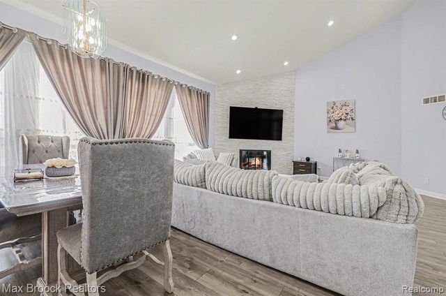 31281 Country Ridge Circle, Farmington Hills, MI 48331