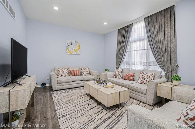 31281 Country Ridge Circle, Farmington Hills, MI 48331