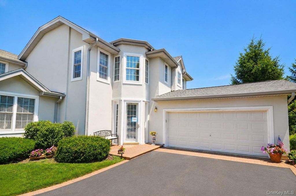 727 Balfour Place, Melville, NY 11747