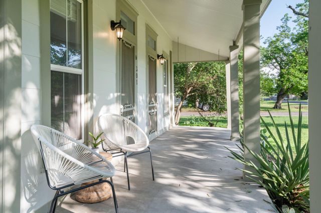 301 N Avenue F, Elgin, TX 78621