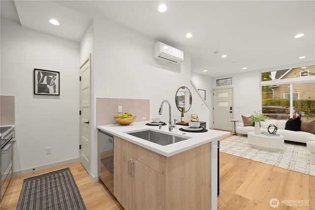 7005 9th Avenue NE, Seattle, WA 98115