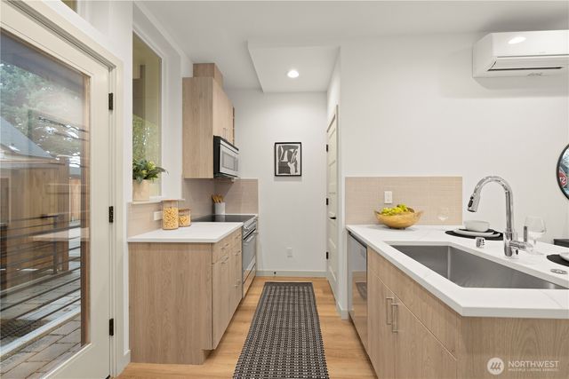 7005 9th Avenue NE, Seattle, WA 98115