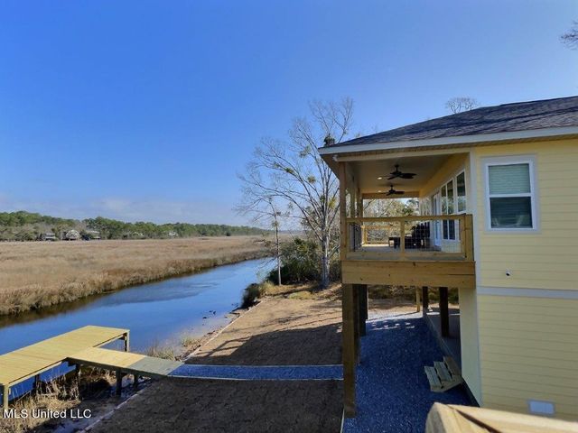 8716 W Simmons Bayou Drive, Ocean Springs, MS 39564