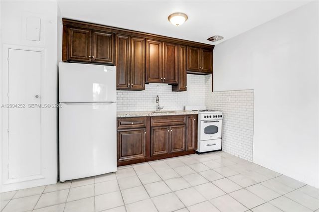 123 SE 2nd Avenue 1, Hallandale Beach, FL 33009