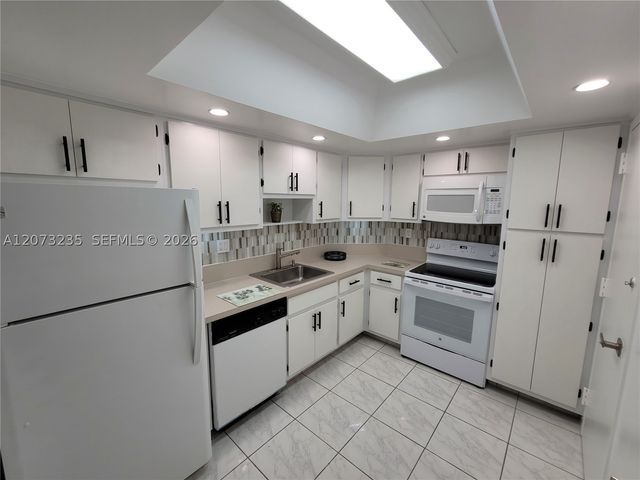 300 Bayview Dr 603, Sunny Isles Beach, FL 33160