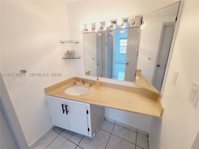 300 Bayview Dr 603, Sunny Isles Beach, FL 33160
