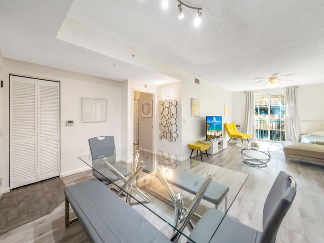 630 S Sapodilla Avenue 218, West Palm Beach, FL 33401