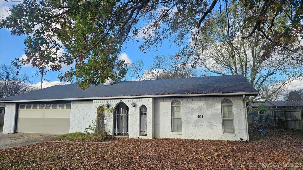 911 W McIntosh Avenue, Checotah, OK 74426
