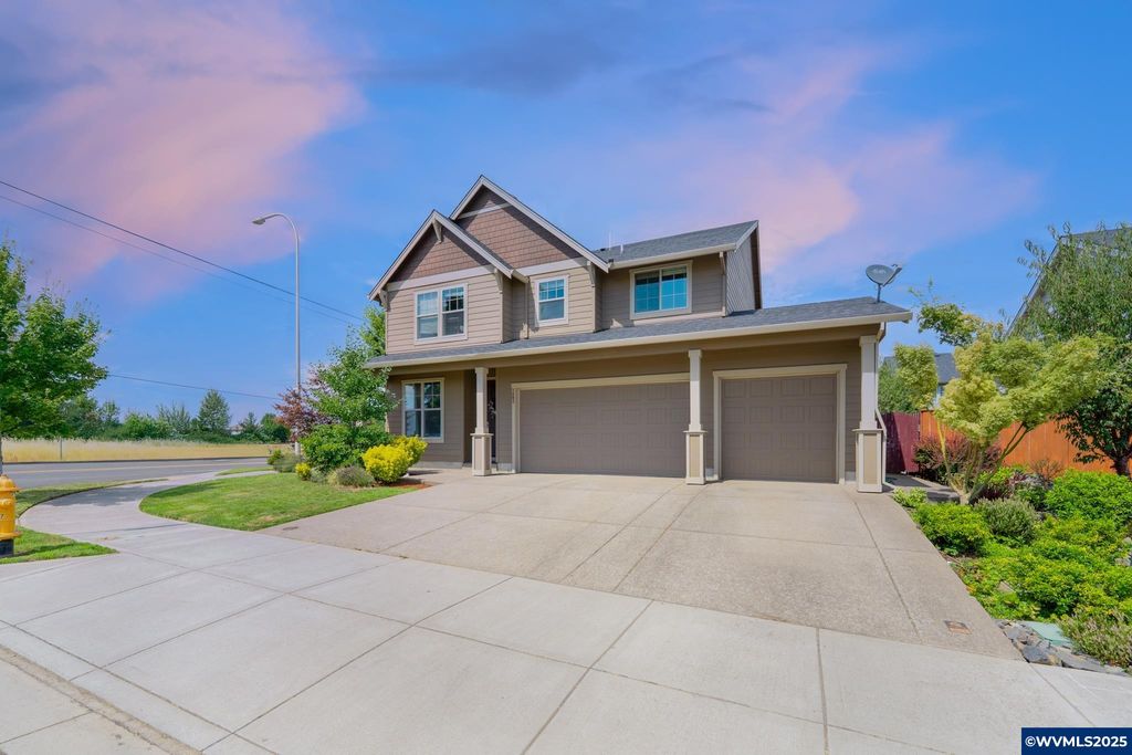 1402 Iris St, Woodburn, OR 97071