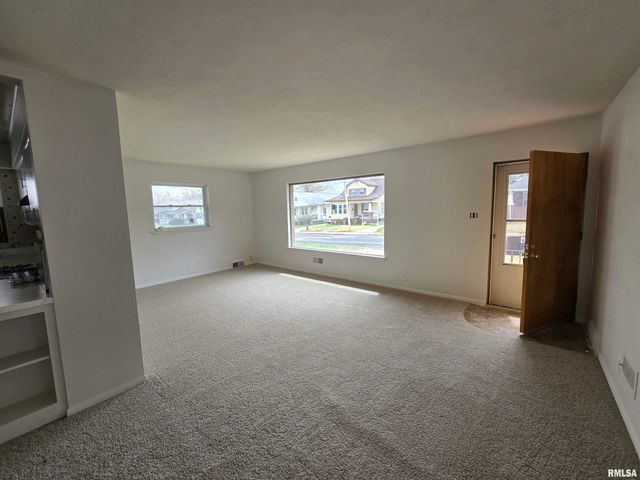 1131 W NOWLAND Avenue, Peoria, IL 61604