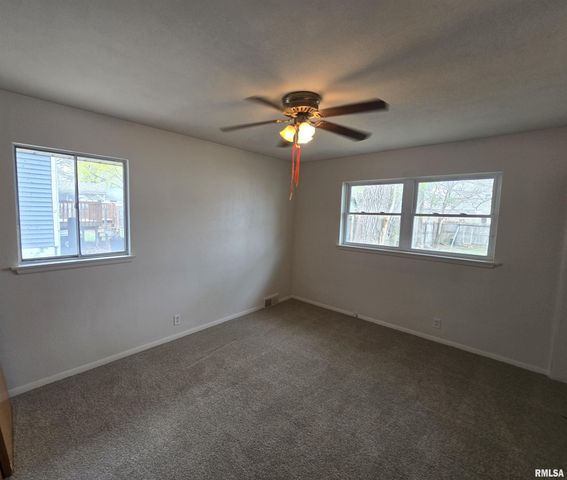 1131 W NOWLAND Avenue, Peoria, IL 61604